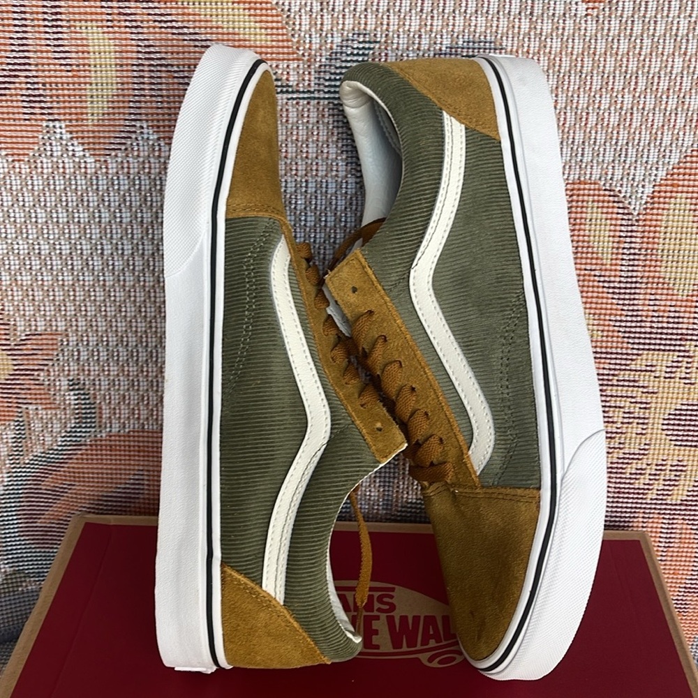 Vans Men’s Old Skool
Mini Cord Green/Brown
VN000ZNIT20A
Sneakers
Corduroy Shoe - Picture 14 of 16